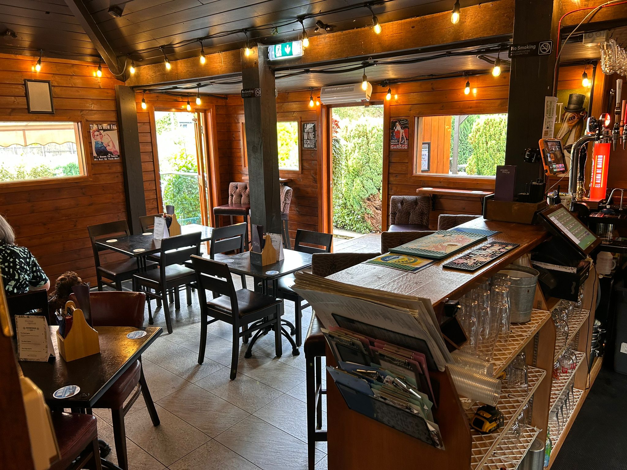 Dog-friendly, veranda with dining in Bolton